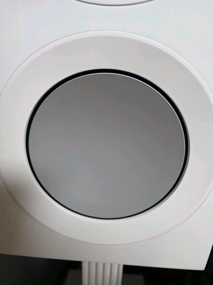 kef r3 meta 화이트+스탠드 팝니다. 이미지