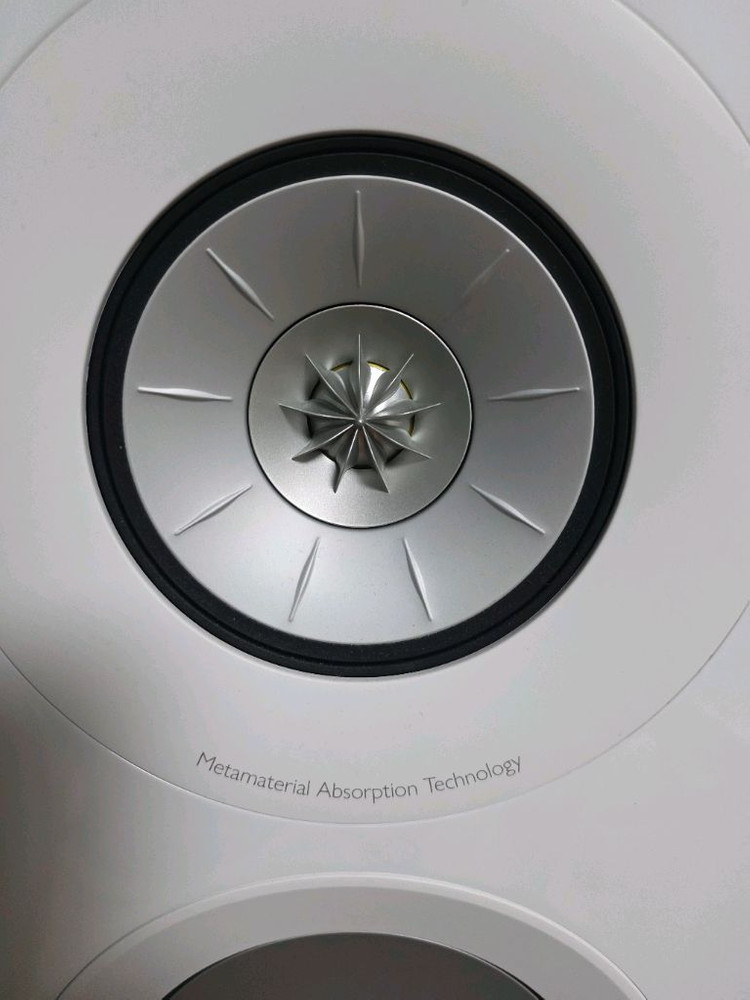 kef r3 meta 화이트+스탠드 팝니다. 이미지