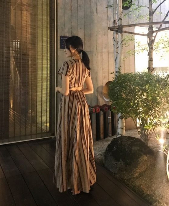 더실루엣(시에)스트라이프 트임 린넨 반팔 맥시원피스 롱휴양지랩브이넥휴가룩 이미지