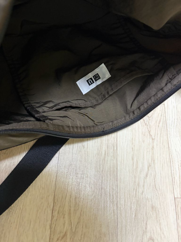 유니클로 U 26FW 패커블 숄더백 다크 브라운 이미지