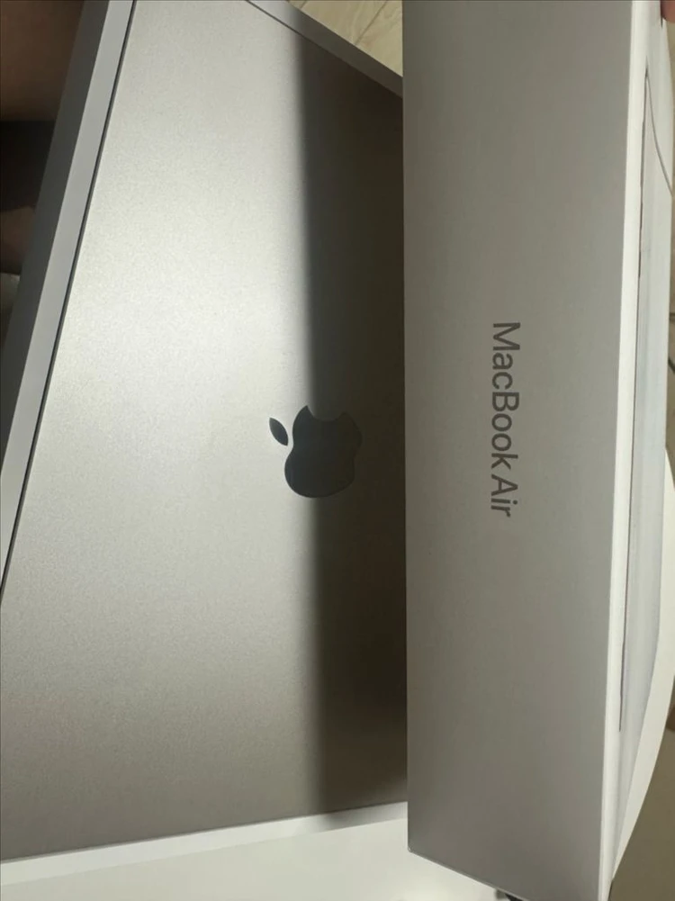 맥북 air 13 m4 25년모델 16GB 딱 2번 전원킴 거의새제품 +마우스 증정 이미지