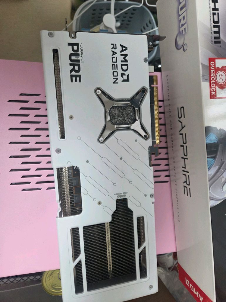 라데온 RX 9070 XT 그래픽카드 사파이어 퓨어 이미지