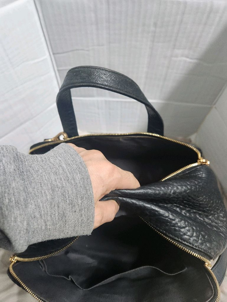 레더 숄더백 쿠론 이미지
