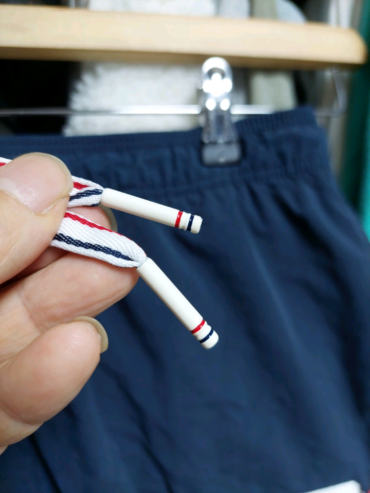 톰브라운 네이비 나일론 메탈느낌 반바지 1사이즈33인치이하가능 이미지