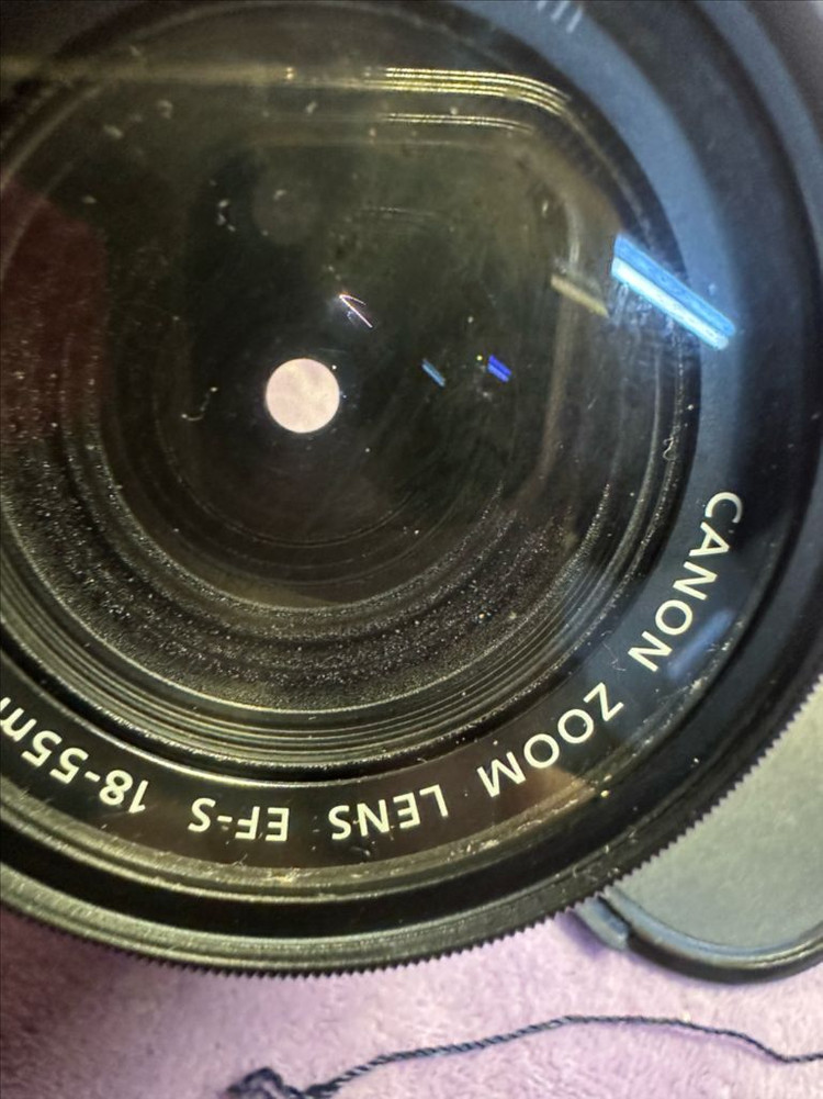 캐논 DSLR 표준번들렌즈 EF-S 18-55mm IS 필터캡포함 팝니다캐논 크롭 바디용 표준 번들 렌즈인 EF-S 이미지