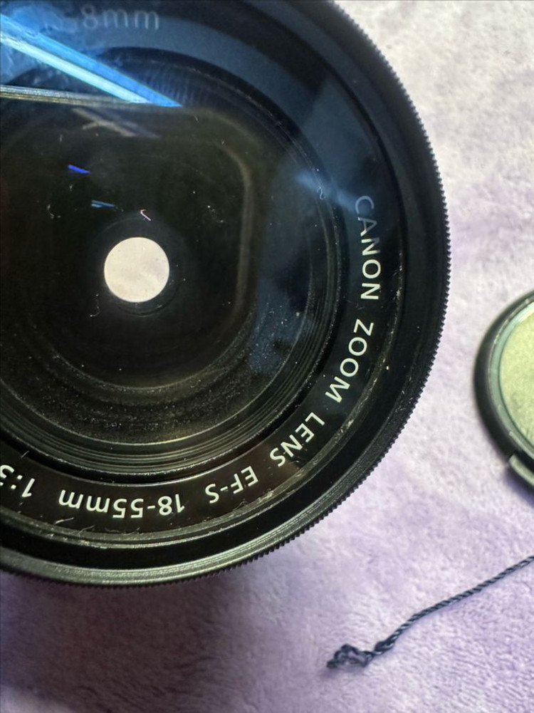 캐논 DSLR 표준번들렌즈 EF-S 18-55mm IS 필터캡포함 팝니다캐논 크롭 바디용 표준 번들 렌즈인 EF-S 이미지