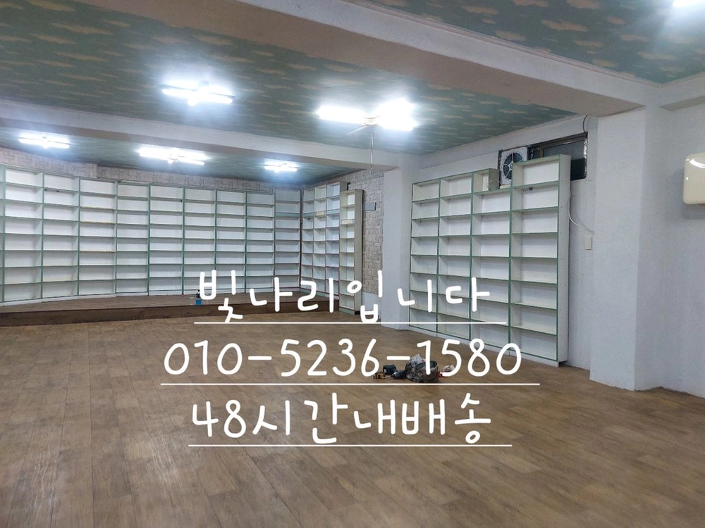 중고만화 책장 만화카페 책장 이미지