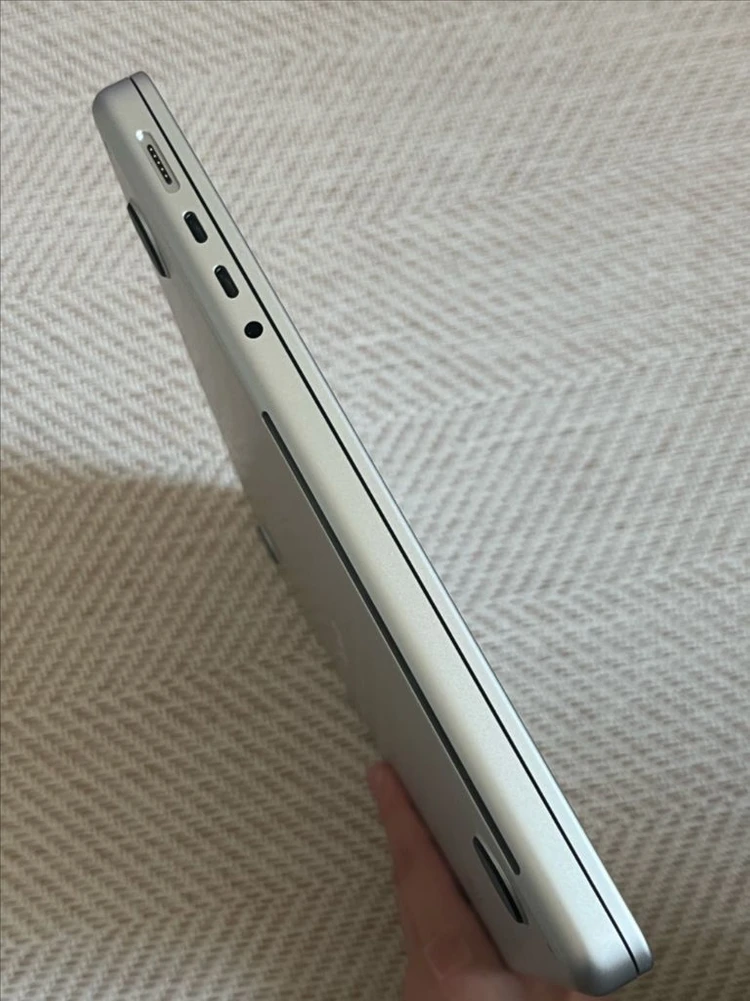 맥북 프로 14 m4 pro칩 실버 24GB 1TB 이미지
