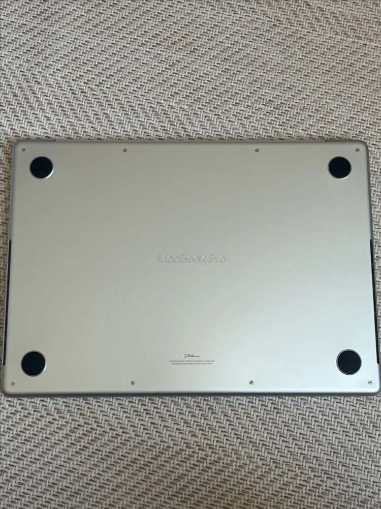 맥북 프로 14 m4 pro칩 실버 24GB 1TB 이미지