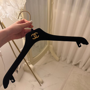 정품 샤넬 벨벳 옷걸이 이미지