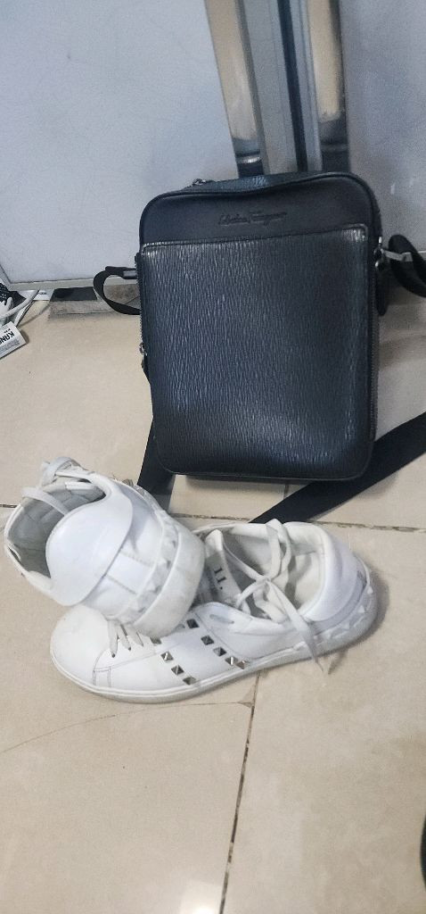 발렌티노 락스터드 언타이틀 스니커즈 250 이미지