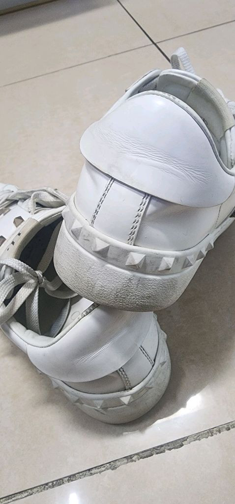 발렌티노 락스터드 언타이틀 스니커즈 250 이미지
