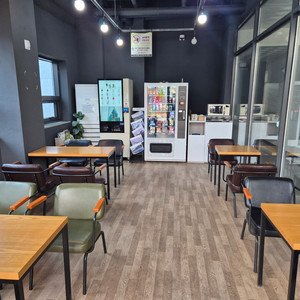 무인카페 커피자판기,멀티자판기, 냉난방기, 싱크대, 테이블, 의자 세트 판매합니다. 이미지