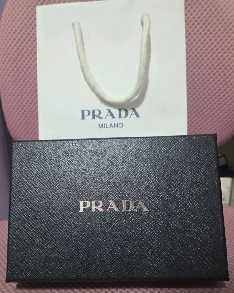 프라다 카드 목걸이 지갑 이미지