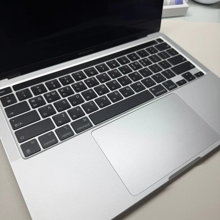 맥북 프로 m2 13인치 (16GB/1TB) 이미지