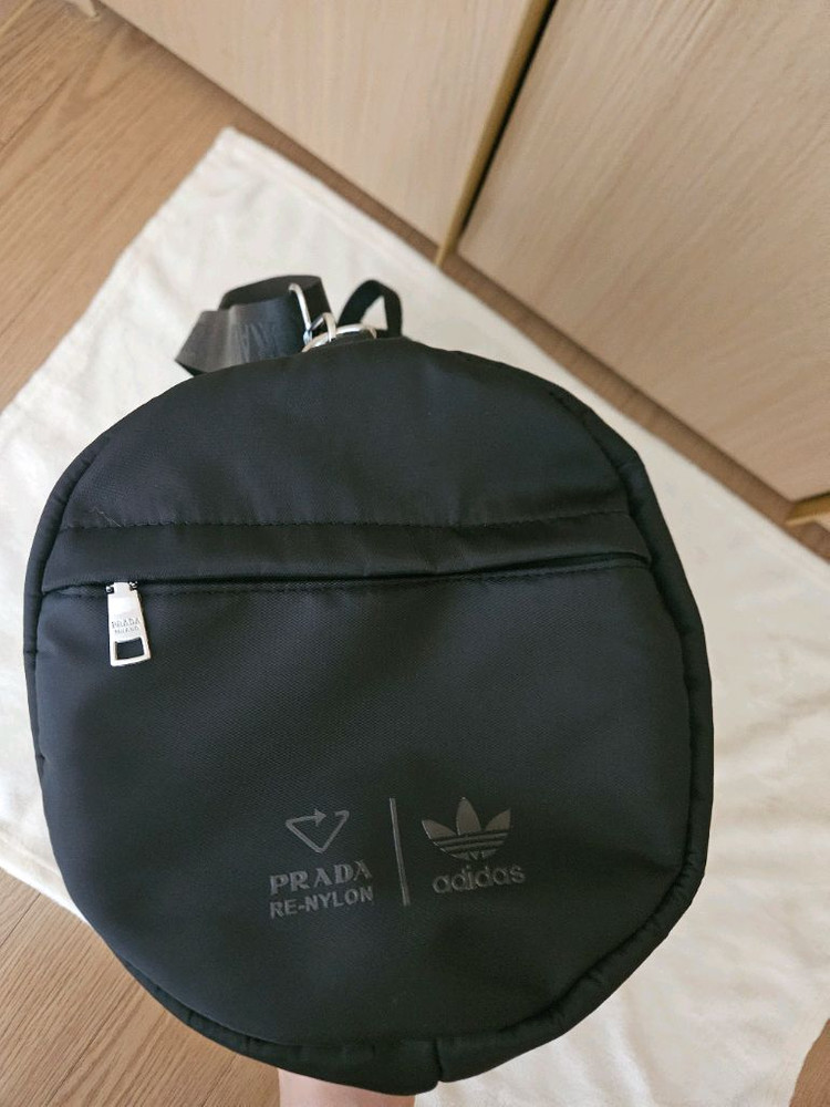 프라다 아디다스 콜라보 여행용 가방 판매해요 이미지