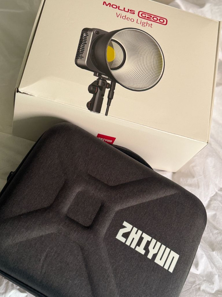 ZHIYUN 지윤 MOLUS G200 LED 라이트 팝니다 이미지