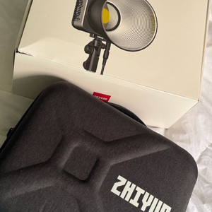 ZHIYUN 지윤 MOLUS G200 LED 라이트 팝니다 이미지