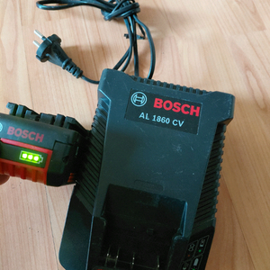 보쉬 고속 충전기 18V AL1860CV 와 보쉬 GBA 18V 5.0Ah 리튬이온 배터리 이미지