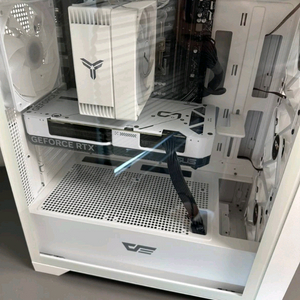 화이트 게이밍PC 본체 컴퓨터 RTX 4070 라이젠 7500F 이미지