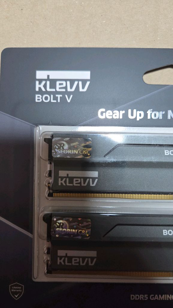 에센코어 클레브 BOLT V 서린 DDR5 6000 CL30 16GBx2 32GB 램 이미지