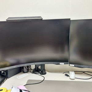 삼성 커브드 모니터 S32CG550EK 32인치 2대 (모니터암 포함) 이미지
