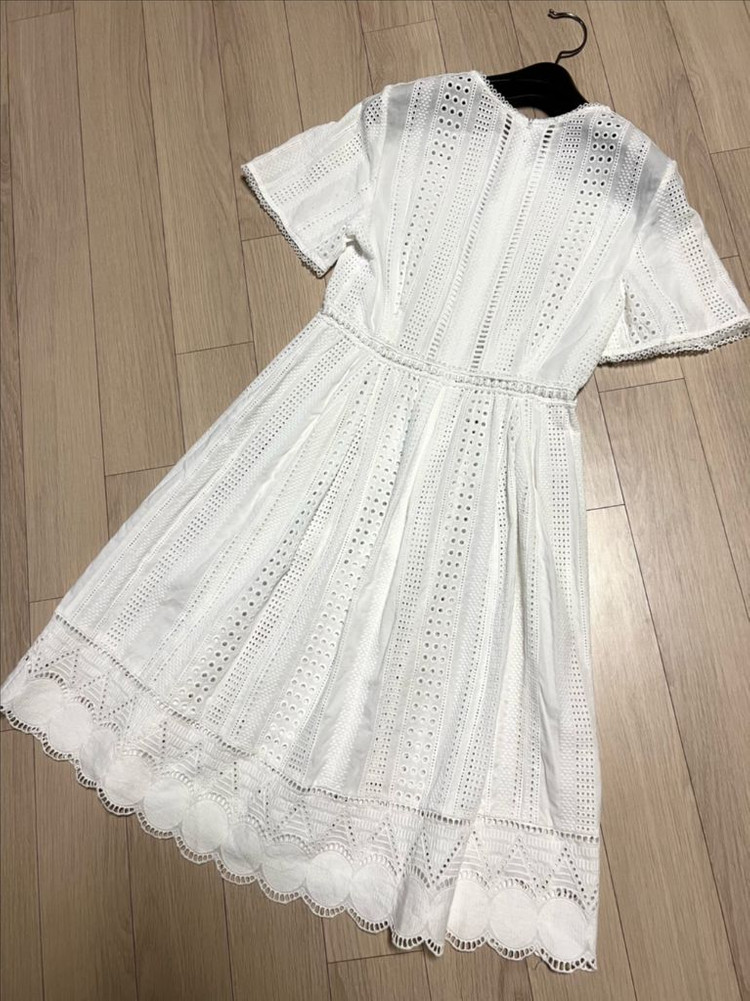 한섬 클럽모나코 CLUB MONACO 펀칭 자수 레이스 원피스 화이트 흰색 반팔 여름 셀프웨딩 브라이덜샤워 이미지