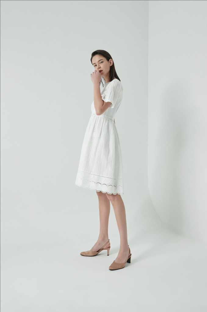 한섬 클럽모나코 CLUB MONACO 펀칭 자수 레이스 원피스 화이트 흰색 반팔 여름 셀프웨딩 브라이덜샤워 이미지