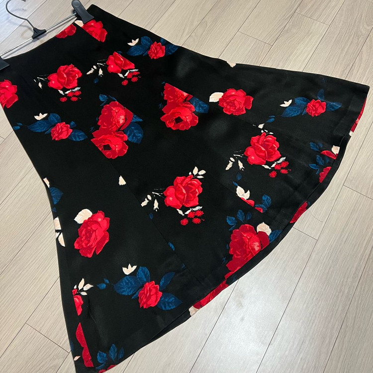 한섬 클럽모나코 CLUB MONACO 인견100% 로즈 패턴 스커트 플라워 레드 장미 플레어 블랙 롱치마 실키 새틴 이미지