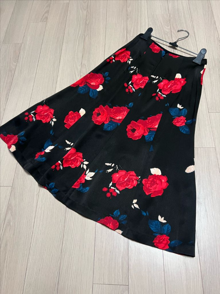 한섬 클럽모나코 CLUB MONACO 인견100% 로즈 패턴 스커트 플라워 레드 장미 플레어 블랙 롱치마 실키 새틴 이미지