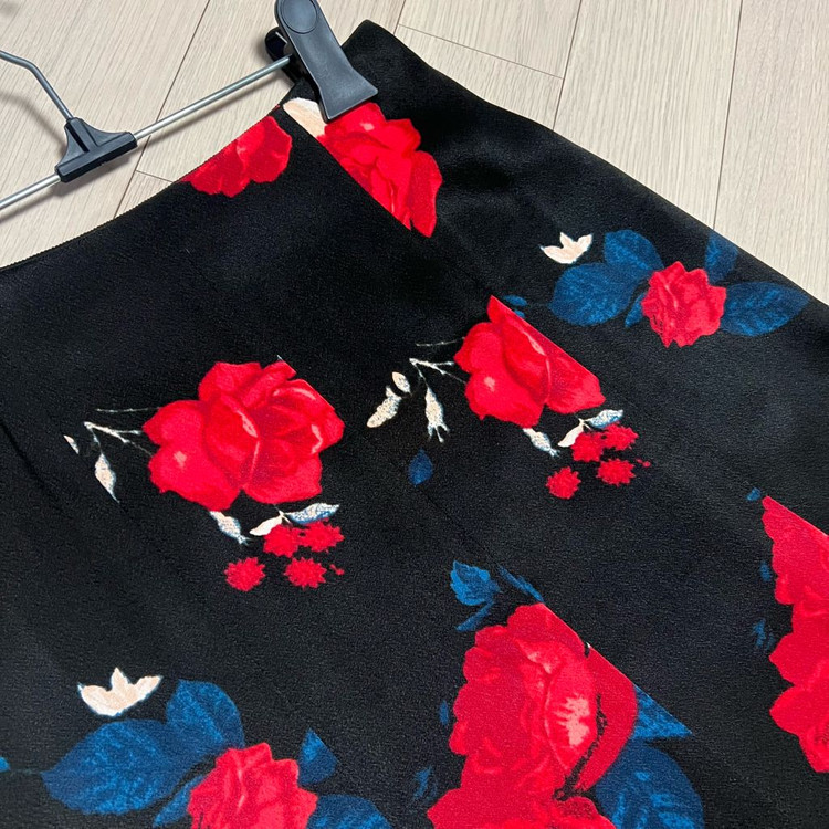 한섬 클럽모나코 CLUB MONACO 인견100% 로즈 패턴 스커트 플라워 레드 장미 플레어 블랙 롱치마 실키 새틴 이미지