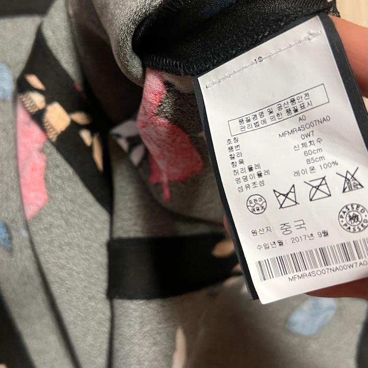 한섬 클럽모나코 CLUB MONACO 인견100% 로즈 패턴 스커트 플라워 레드 장미 플레어 블랙 롱치마 실키 새틴 이미지