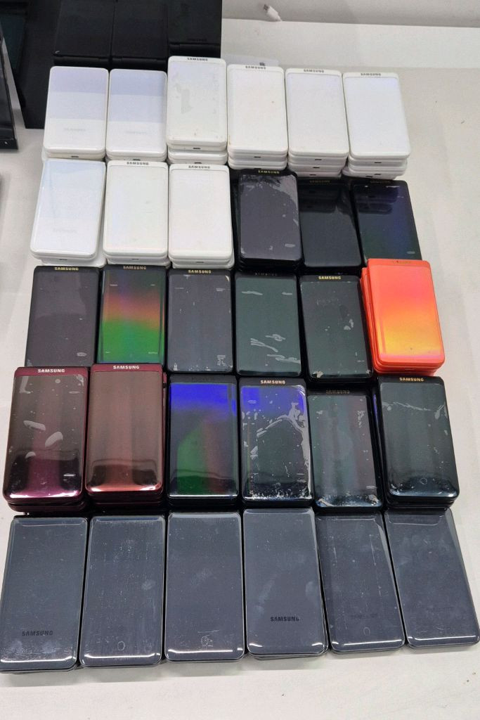 삼성 폴더폰 폴더2 초기필름 그대로 효도폰 공부폰A급 이미지