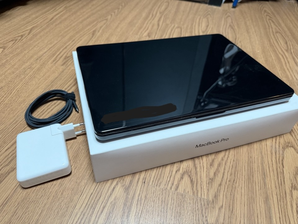맥북프로16인치 M4 Max(16코어CPU/40코어GPU/2TB/애플케어28년8월)팝니다 이미지