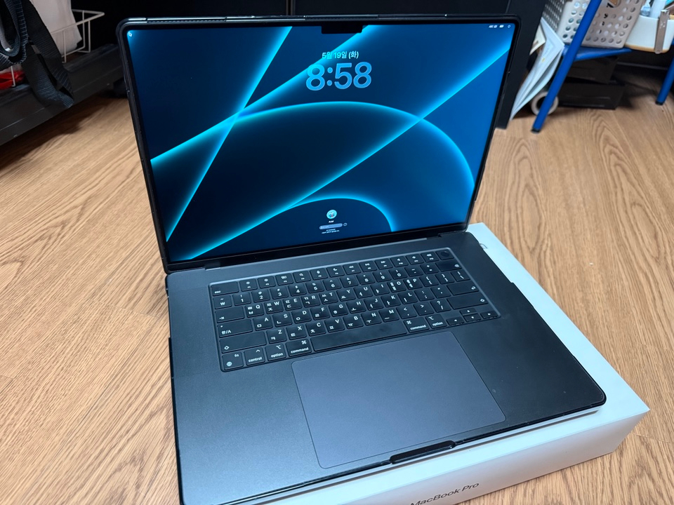 맥북프로16인치 M4 Max(16코어CPU/40코어GPU/2TB/애플케어28년8월)팝니다 이미지