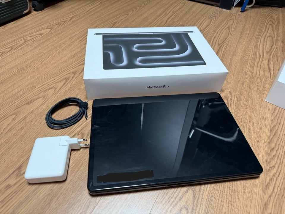 맥북프로16인치 M4 Max(16코어CPU/40코어GPU/2TB/애플케어28년8월)팝니다 이미지