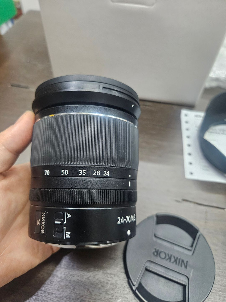 니콘 Z마운트 24-70mm F4 렌즈 이미지