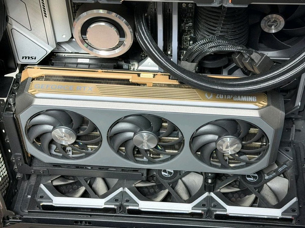 조탁 RTX 5070Ti AMP 그래픽카드 이미지