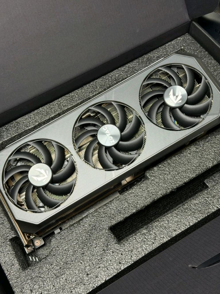 조탁 RTX 5070Ti AMP 그래픽카드 이미지