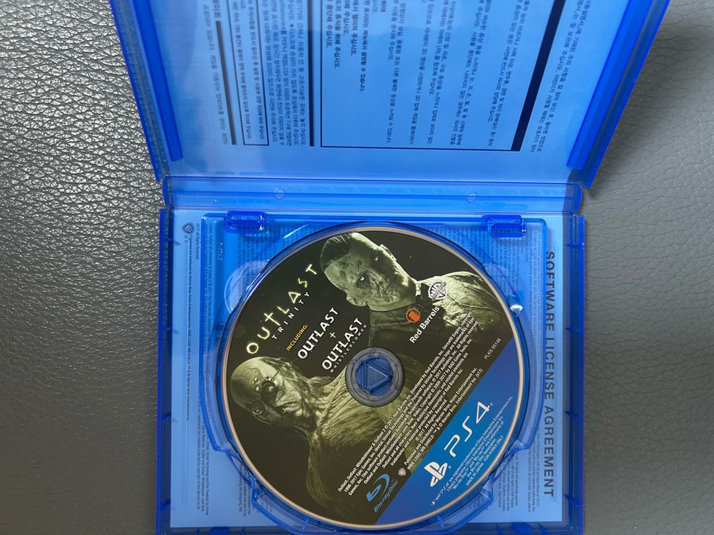 ps4 아웃라스트 트리니티 3종합본 초회판 정발 (공략대사집 포함) 소장용 이미지