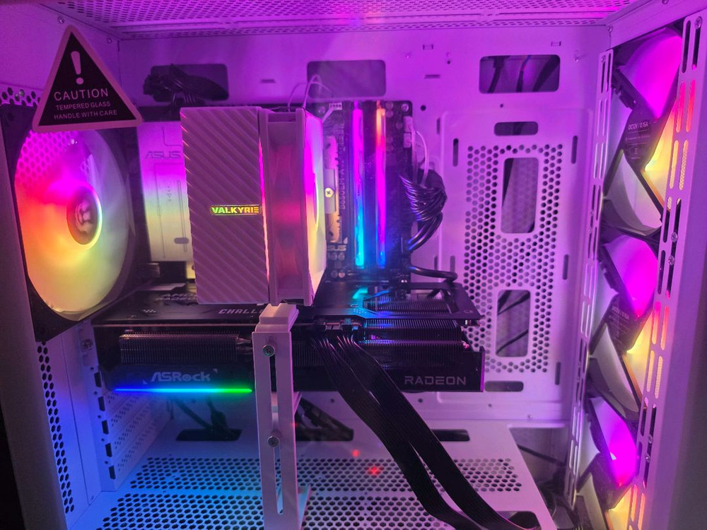 라이젠 9500F+RX 9070 XT 게이밍 컴퓨터 이미지