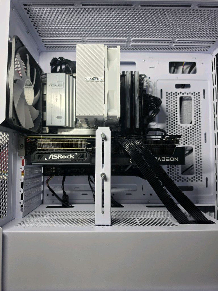 라이젠 9500F+RX 9070 XT 게이밍 컴퓨터 이미지