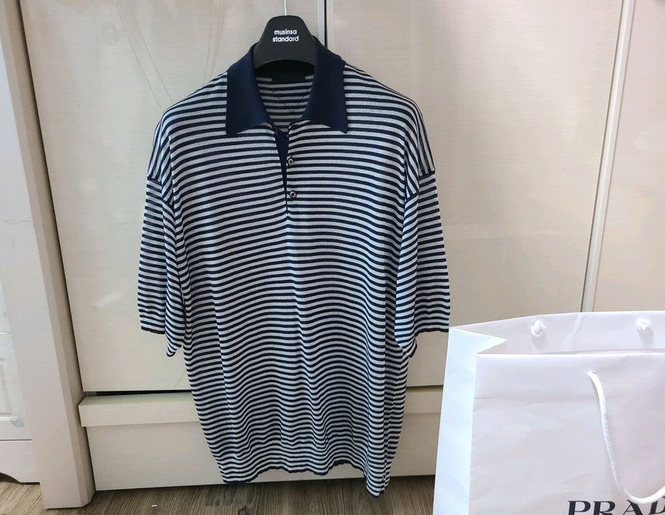 프라다 오버핏 카라 반팔티 맨투맨자켓패딩루이비통프라다디올셀린느톰브라운몽클레어스톤아일랜드에르메스준지 이미지