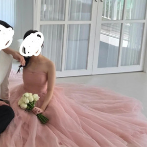 핑크색 웨딩촬영용 유 드레스 이미지