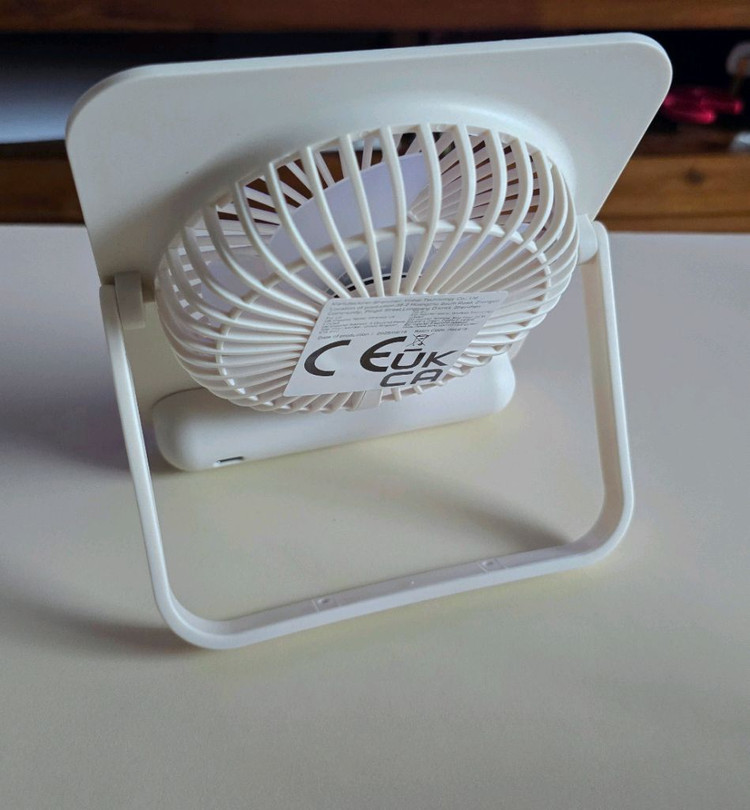 화이트크림 휴대용 무선 선풍기 이미지