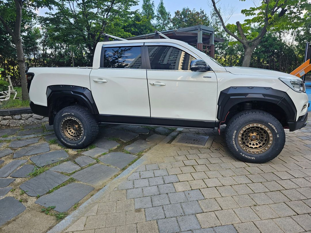 렉스턴스포츠 오프로드튜닝차량 이미지