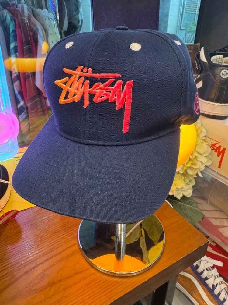 STUSSY 스투시 그라데이션 빅로고 스냅백 캡 - 네이비 이미지