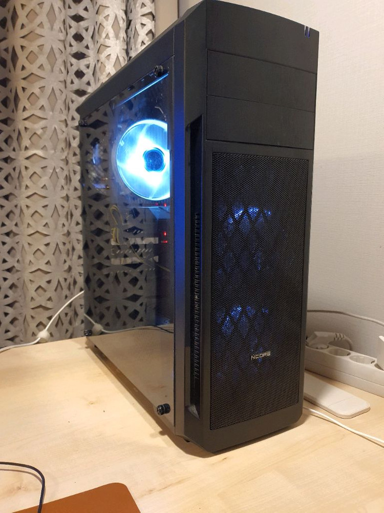 고성능 게이밍 PC 본체 이미지