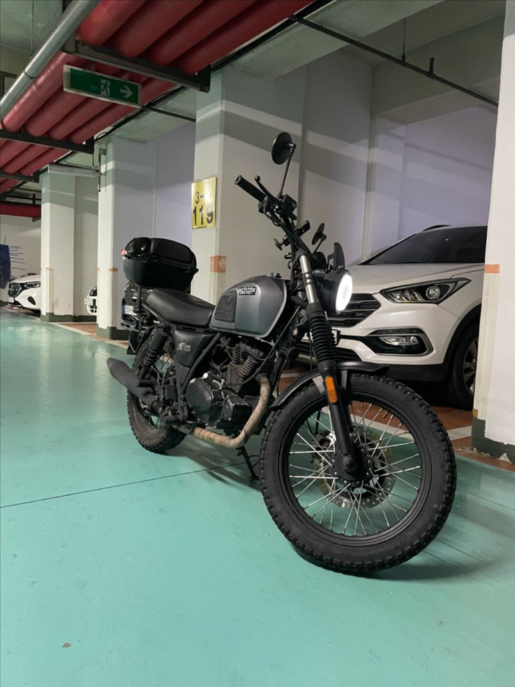 브릭스톤 펠스버그 125cc 오토바이 이미지