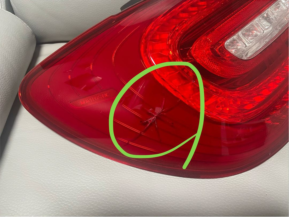 벤츠 w176 A45 AMG 순정 리어램프 운전석 쪽(깨짐 있음) 이미지